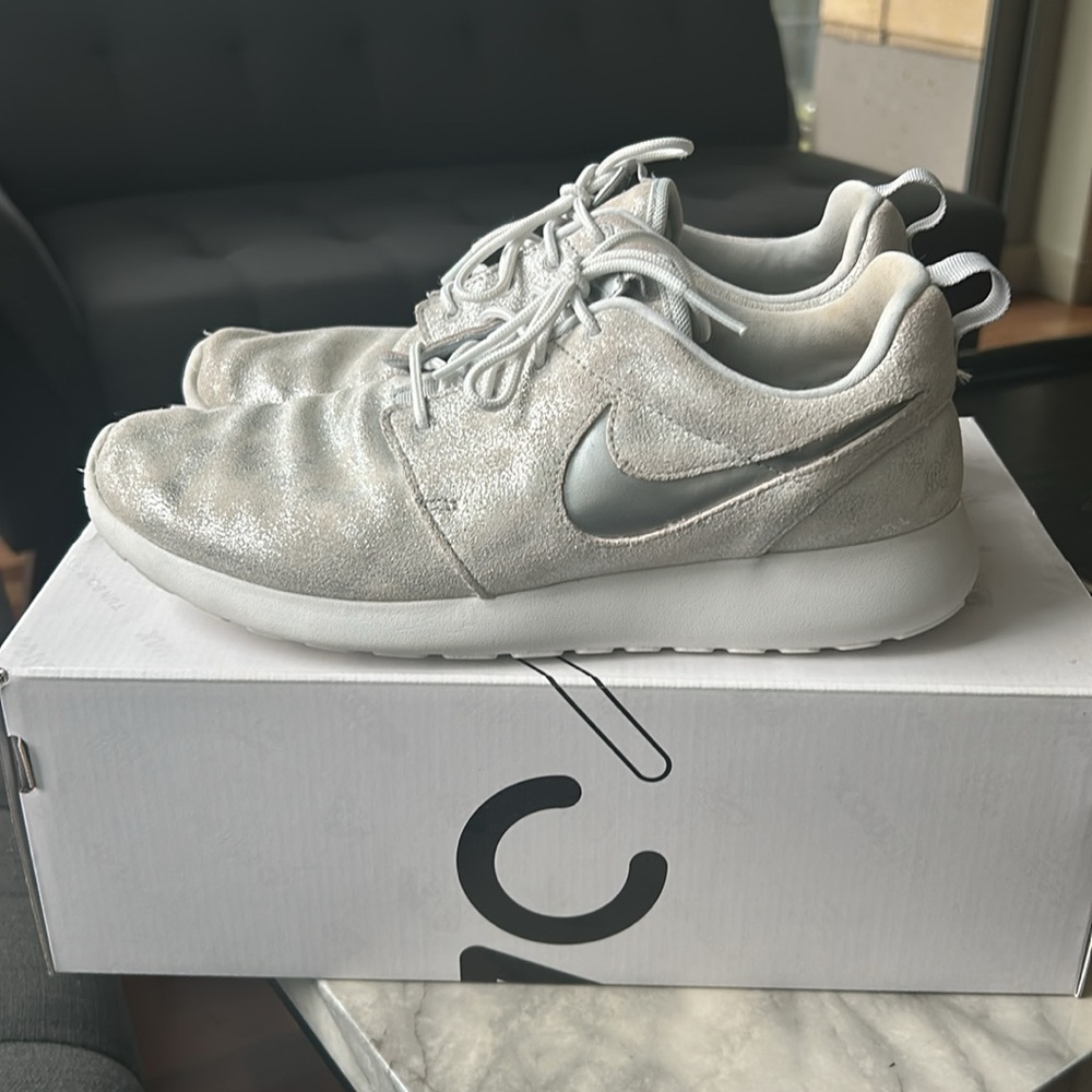 Nike Womens Sparkly White/Silver Tenny Shoe, lightly worn, in box